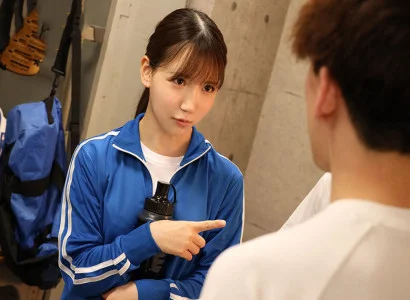 một cô gái xinh đang sinh hoạt câu lạc bộ bóng đá thay nhau quan hệ với cô gái xinh