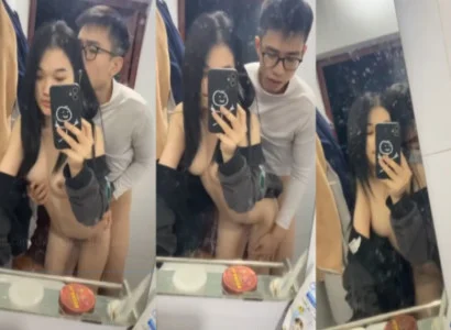 Hai bạn trẻ địt nhau trước gương