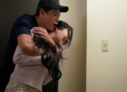 Nữ ca sĩ bị người hâm mộ làm nhục vì sự hấp dẫn tự nhiên