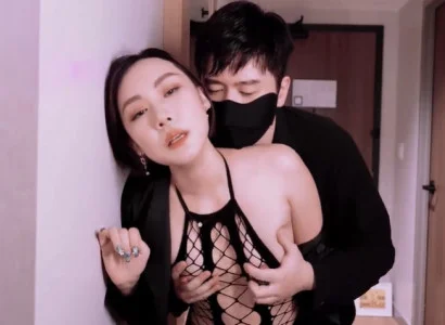 Bà vợ hiến thân cho sếp để trả nợ cho chồng