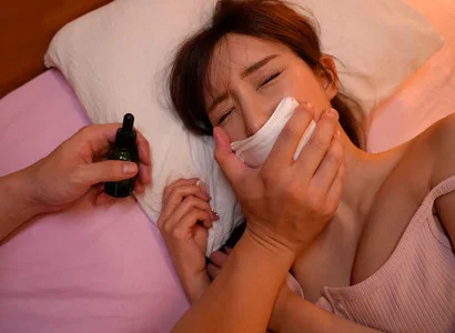 Người đàn ông cho cô em họ xinh đẹp uống thuốc mê rồi quan hệ